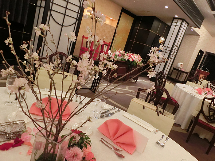 明日は大前神前結婚式 春らしく夏らしく自分の個性を出せるテーブル装花をご紹介 春にお勧めの桜の花びらシャンパン 宮の森迎賓館ウエディングblog