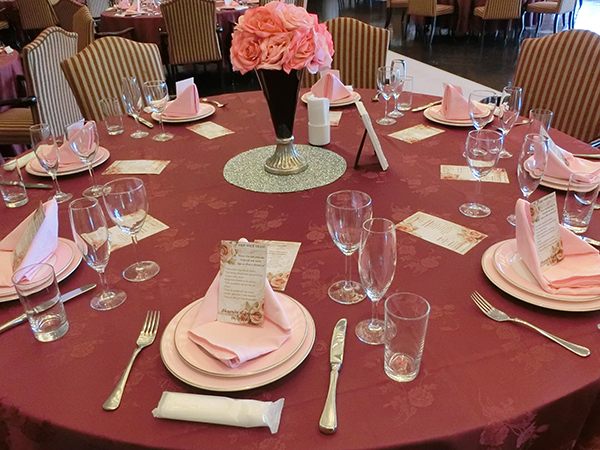 ゲストテーブルの印象を左右するナプキン 色や素材も悩みどころ 折り方だってテーブルの雰囲気を決める重要な要素の一つです ウェディングアイテムは一つ一つ 大切に決めていきましょう 宮の森迎賓館ウエディングblog