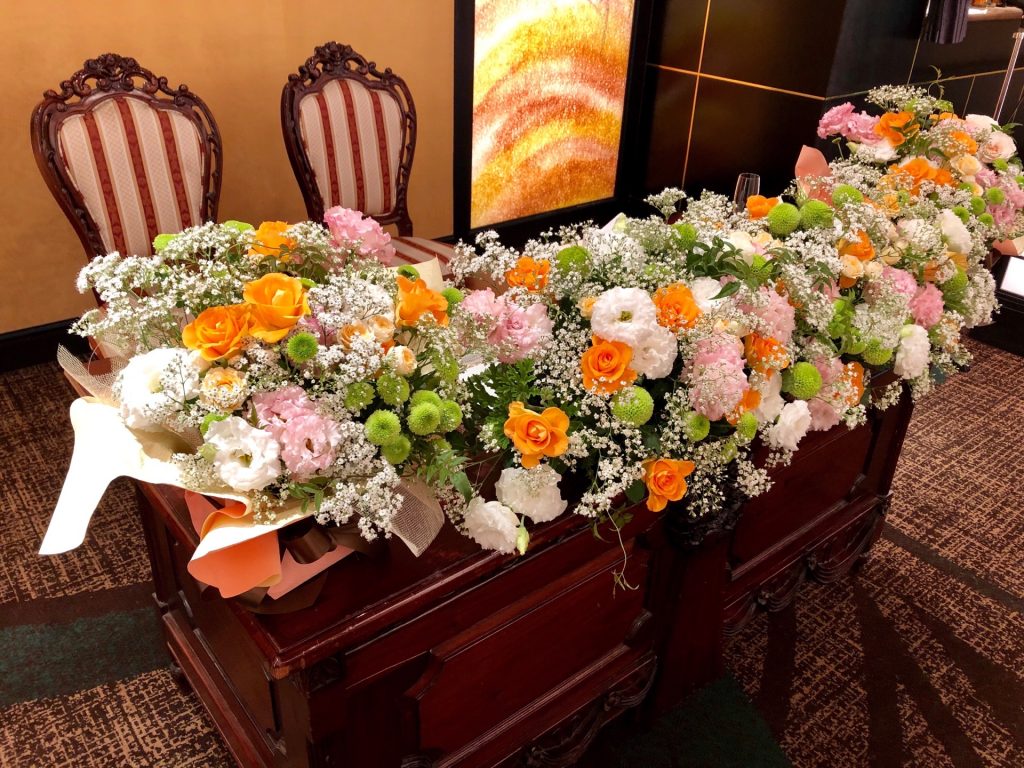 メインテーブル装花でよりお二人らしい結婚式にしましょう 披露宴を行う会場によってお花を選んでみてはいかがでしょうか 新郎新婦様のお好きなお花だけでなく お気に入りのぬいぐるみなども飾れるんです 宮の森迎賓館ウエディングblog