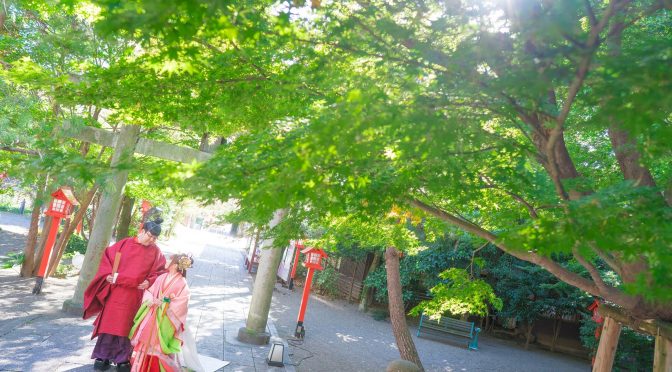【愛に溢れる集合写真】冠稲荷神社のシンボル！鳥居前撮影とスタジオ写真☆