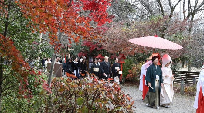 【紅葉が彩る冠稲荷神社】四季を楽しみながら挙式をおこなって参ります。