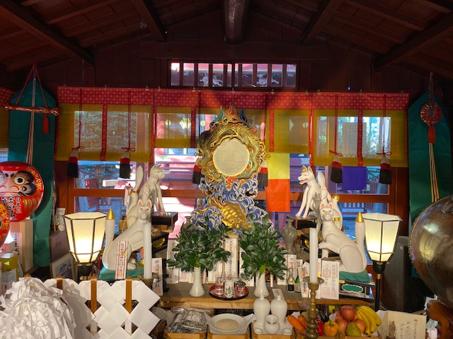 神社にはご神体として 鏡 が置いてあります 今月の神様朱印も冠稲荷神社の拝殿にある鏡が基になっております なぜ 鏡がご神体なのでしょうか 調べてみました 冠稲荷神社ブログ