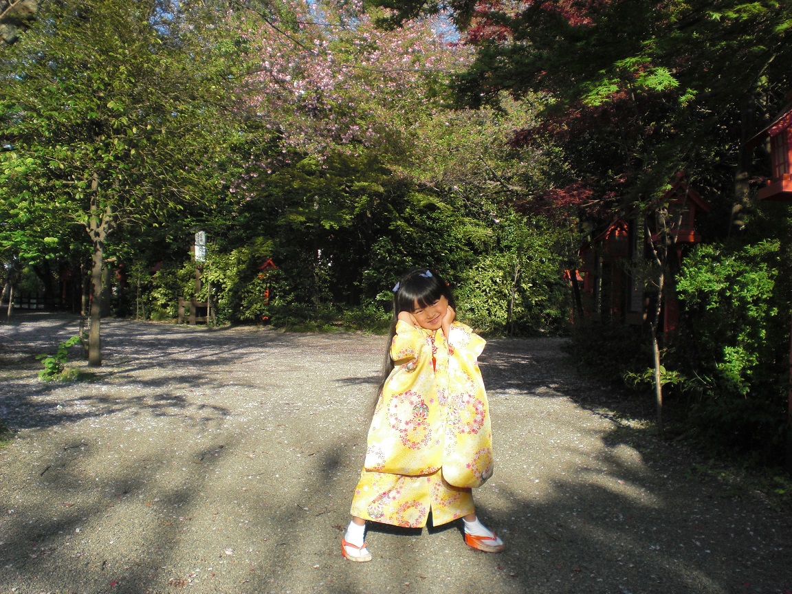 桜の絨毯の上で遊ぶ可愛い女の子に出会いました 冠稲荷神社ブログ